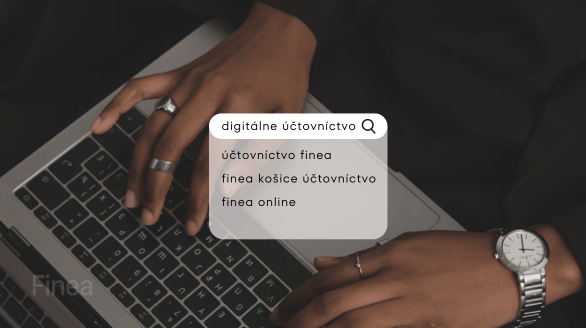 Vyhľadávanie digitálneho účtovníctva na notebooku