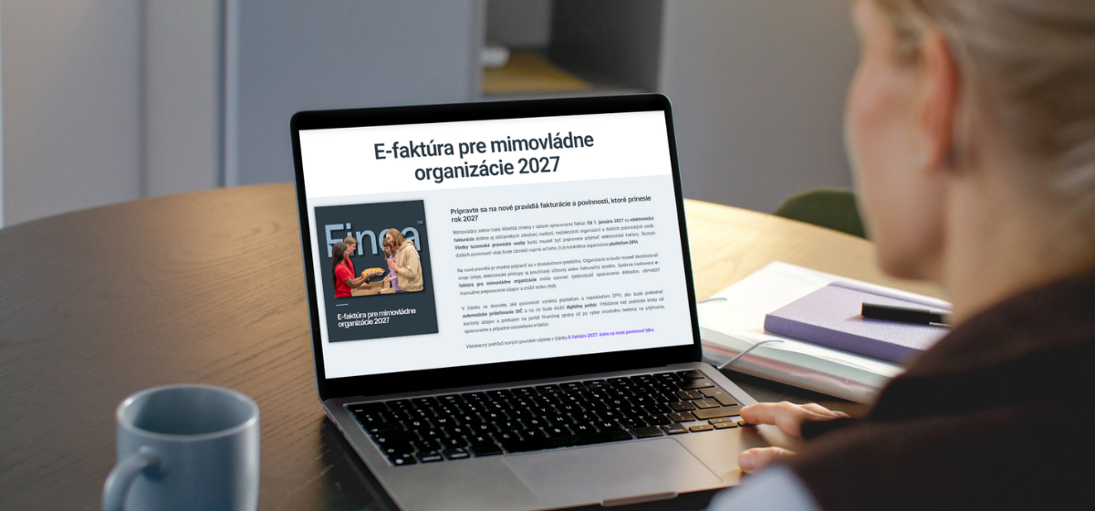 Žena číta na notebooku článok E-faktúra pre mimovládne organizácie 2027