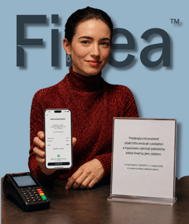 Žena pri pokladnici ukazuje elektronický bloček v mobile, vedľa nej je POS terminál a oznámenie o evidencii tržieb.
