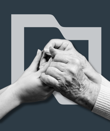 Ruky staršieho človeka a mladšej osoby držiace sa ako symbol podpory rodiny a finančnej pomoci rodičom.