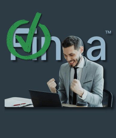 Muž pri notebooku oslavuje pozitívne hodnotenie firmy