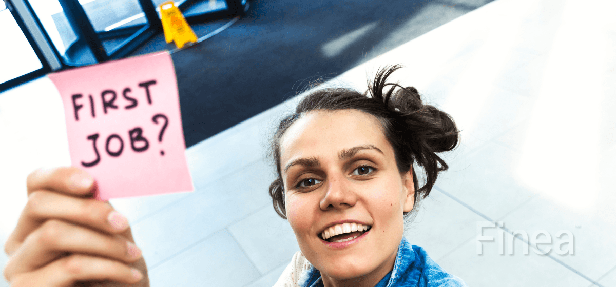 Mladá žena s poznámkou „First job?“ pri téme letné brigády pre študentov