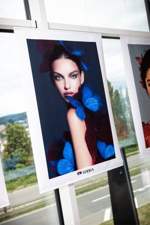 Módny portrét s modrými motýľmi reprezentujúci Srbsko na Global Fashion Net 2026
