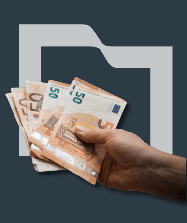 Ruka držiaca eurobankovky ako symbol úspory na dani pri uplatnení nezdaniteľnej časti základu dane v roku 2026.