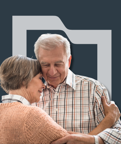 Starší pár objímajúci sa ako symbol rodičovského dôchodku a finančnej podpory rodičov v roku 2026.