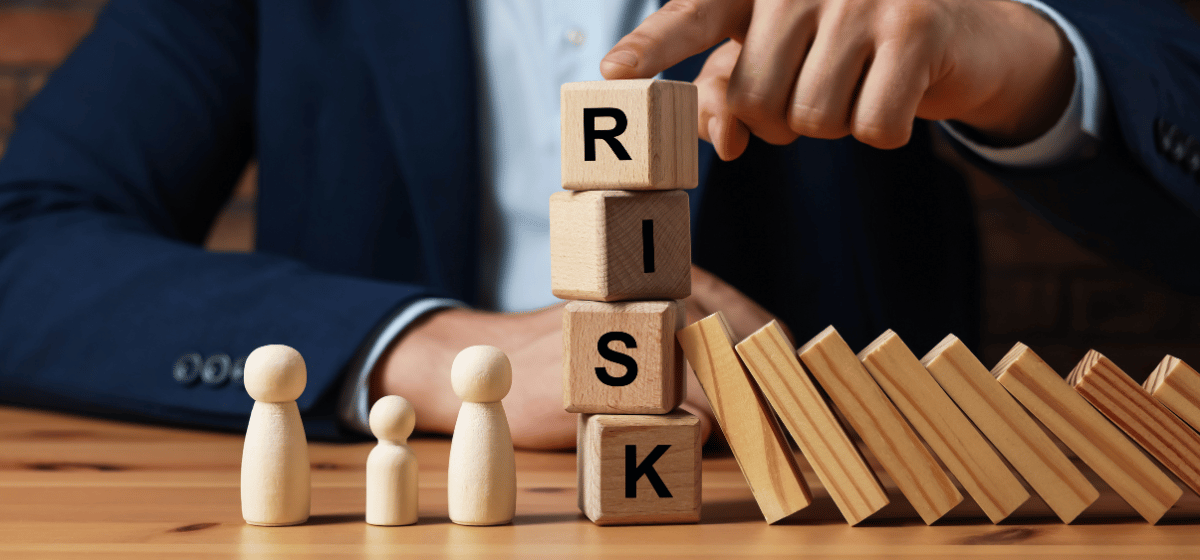Drevené kocky s nápisom RISK znázorňujú riziká švarcsystému pre firmu